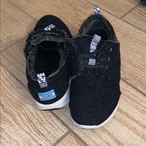 8.5 black fuzzy Toms